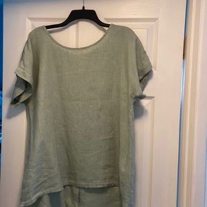 🌸SALE!🌼 Light green linen top! Size L